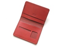紅色職人手作皮革雙折證件收納夾，內含多個卡槽，設計簡潔，皮革質地明顯，車縫線整齊。