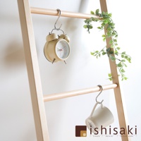 木製牆面收納架，淺木色，帶有兩層橫桿。一個淺黃色復古鬧鐘掛在上方橫桿，一白色馬克杯掛在下方橫桿。右側橫桿上裝飾著綠色藤蔓。