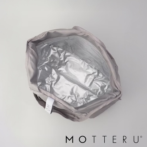 一個淺灰色的輕時尚摺疊保冷可拆托特袋，內部有銀色保溫層，袋口有白色織帶標籤，整體為簡約的設計。