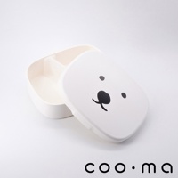 白色塑膠易開蓋便當盒，蓋子上有可愛的黑白色調小熊臉圖案，內有兩個分隔空間。