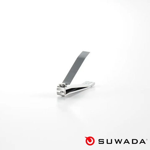 白色背景上一把SUWADA諏訪田製作所出品的折疊式迷你指甲剪，金屬材質表面呈現精緻質感，指甲剪處於展開狀態，下方標註有SUWADA品牌名稱與標誌。