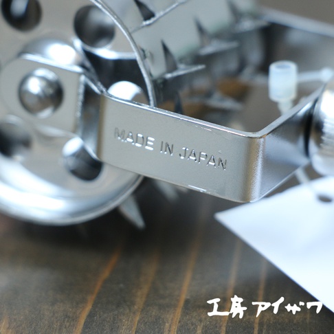 不鏽鋼滾輪斷筋器，銀色，金屬材質，帶有「MADE IN JAPAN」字樣。