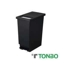 黑色矩形垃圾桶，具有推蓋和腳踏板設計，頂部有長方形開口，容量 45 公升。