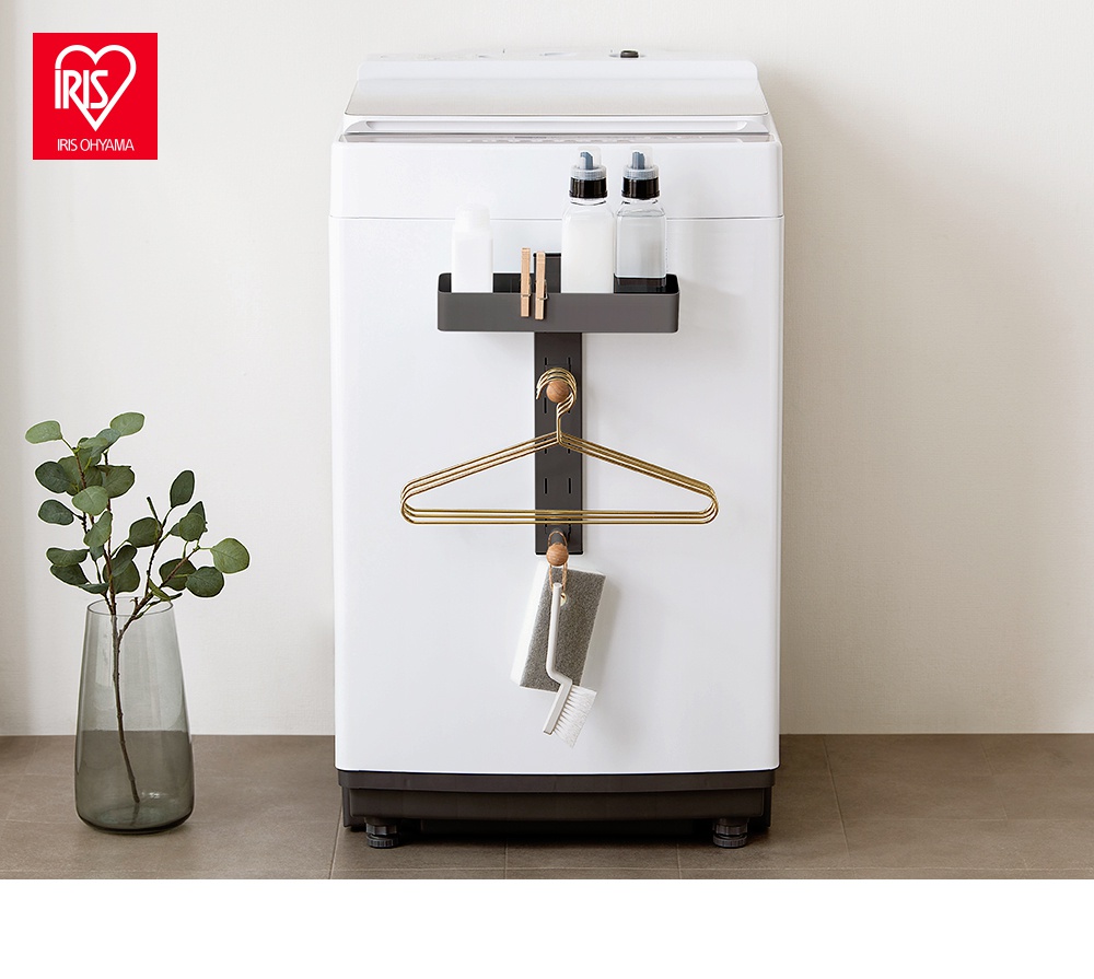 磁吸式洗衣機收納掛架，黑色金屬材質，附有置物架、金色衣架、清潔刷和兩個洗衣液瓶。