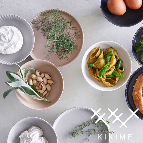 koudai 美濃燒高腳平盤，共四色：灰、粉、米白、黑。盤子邊緣有細緻的波浪紋，盤中盛有食材，如奶油、開心果、義大利麵、雞蛋及香草。