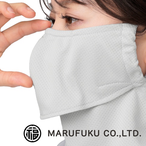 一位女性正在展示 MARUFUKU 丸福纖維的 YAKENU 爽COOL吸汗降溫遮陽半面罩，該面罩呈現淺灰色，採用透氣織物製成，採用立體剪裁設計，能夠覆蓋口鼻並延伸至頸部區域，提供良好的防曬與降溫效果。