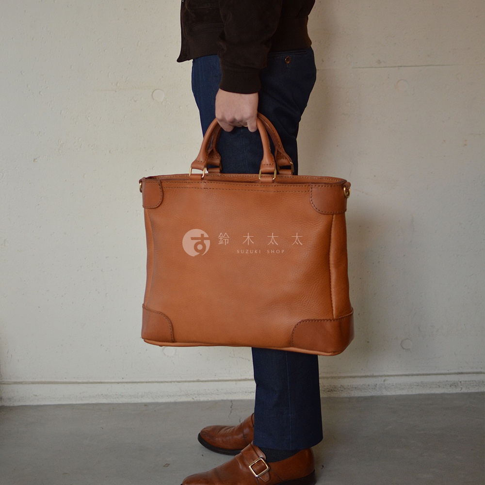 職人手作皮革Organ兩用商務托特包，淺棕色，方形設計，雙提把，金屬扣細節，皮革材質，適合商務場合。