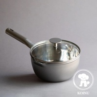 一個帶有玻璃鍋蓋的銀色三層不鏽鋼雪平鍋，鍋柄為灰色，鍋身呈現霧面質感。