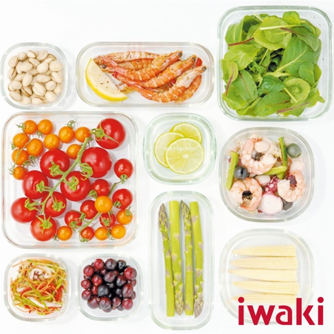 多個耐熱玻璃方形保鮮盒，分別盛裝帶殼蝦仁、綠葉蔬菜、番茄、檸檬片、蘆筍、玉米筍、豆類和切絲蔬菜。