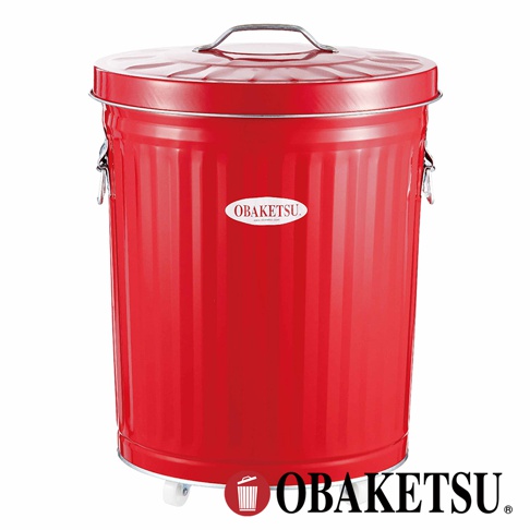 OBAKETSU 品牌紅色手工製附輪垃圾桶，具有金屬質感和壓紋，頂部有提把，兩側有掛鉤，下方有輪子，正面中央有 OBAKETSU 標誌。
