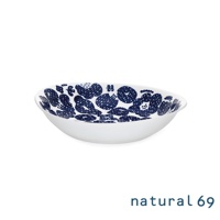 白色陶瓷咖哩主餐盤，內側飾有藍色花朵與圓點圖案。