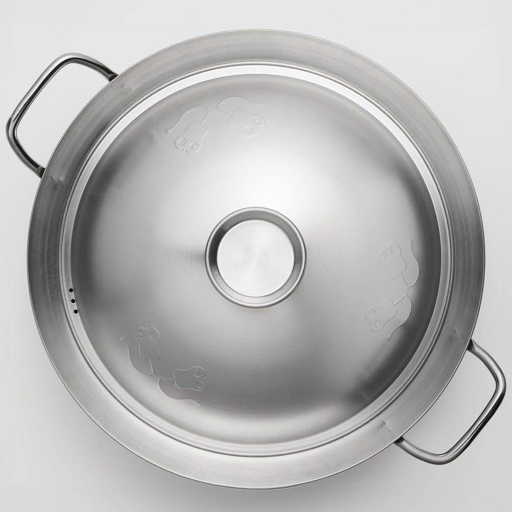 銀色不鏽鋼材質的28公分相撲鍋，鍋蓋中央有圓形把手，鍋蓋表面蝕刻有可愛的相撲力士圖案，兩側各有一個環形提把。