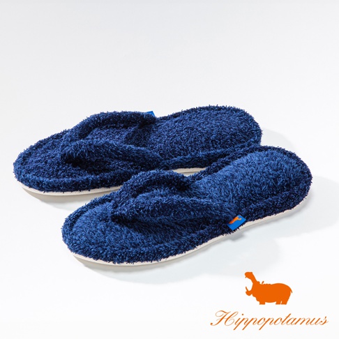 一雙深藍色竹棉混紡人字夾腳室內拖鞋，鞋面毛絨材質，鞋底白色。