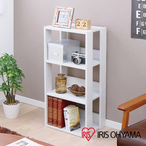 白色四層開放式收納架，寬度約40公分。架上擺放裝飾品、書籍、相機、收納盒及盆栽，材質似木製，結構簡潔，適合居家收納。