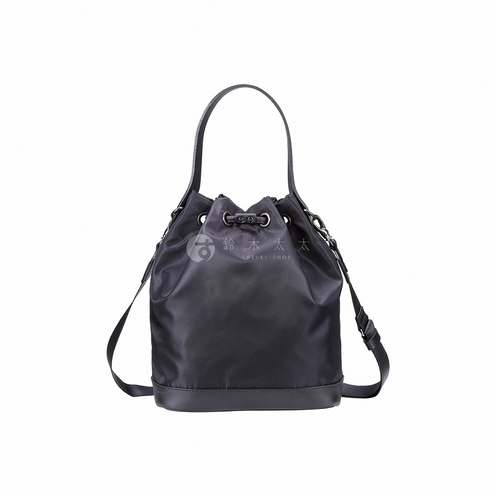 TUTUMU sacca Rich 兩用抽繩水桶包，黑色尼龍材質搭配皮革底部，可肩背可手提。