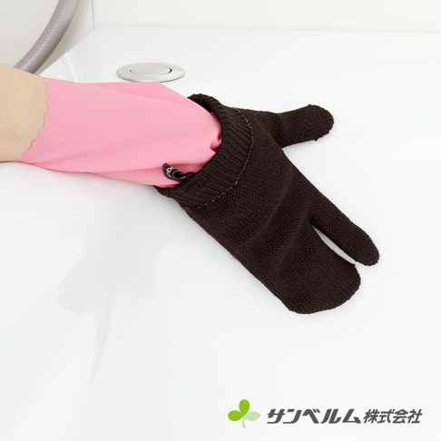 一隻手戴著粉紅色橡膠手套，外層套著深棕色編織材質的日式分趾清潔手套，手套的拇指與其他四指分開。