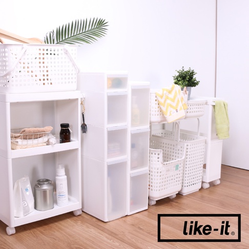 白色塑膠材質的疊疊四抽夾縫收納櫃，有透明抽屜，旁邊擺放著白色網格收納籃、毛巾、植物盆栽及其他居家用品。