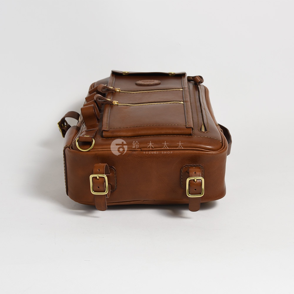 職人手作皮革兩用多功能後背包 R-66，咖啡色，採用質感皮革製成，設有雙拉鍊前袋、翻蓋及金屬扣環，設計簡約實用。