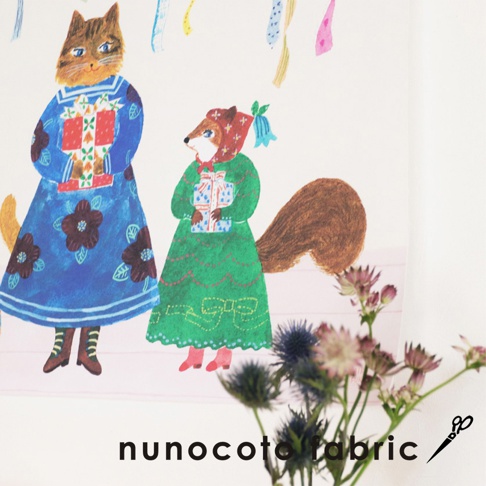 無框帆布藝術海報，描繪兩隻擬人化的動物：左邊是穿著藍色碎花洋裝的貓，抱著紅色禮物；右邊是穿著綠色洋裝、頭戴紅色頭巾的狐狸，抱著藍色禮物。背景有彩色飄帶，下方有花卉裝飾。