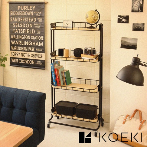 Mash 四層置物多用途收納推車 BCR-640，黑色金屬框架搭配淺木色層板，頂部有時鐘和地球儀，第二層有相機和捲線，第三層擺放書籍，最底層有兩個黑色收納盒，推車底部有輪子。