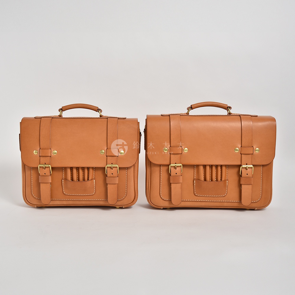 兩款淺棕色皮革製成的歐風三用學生包，皆有提把、雙邊皮帶扣環、前置口袋與金屬五金細節。