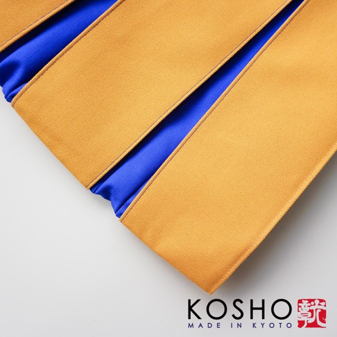 京都職人手作ougi棉帆布扇形托特包，外層為芥末黃帆布，內襯為皇家藍，展現扇形結構的細節。