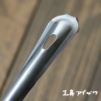 不鏽鋼中型撈勺，勺面有橢圓形孔洞，邊緣略微向上彎曲，整體呈現金屬光澤。