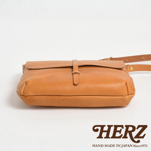 日本 HERZ 職人手作皮革細扣帶馬鞍包，駱駝色，簡潔設計。