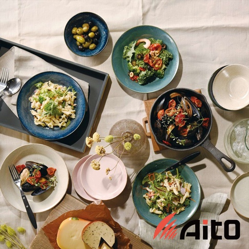Aito品牌的多種美濃燒餐盤，包含裝有橄欖的碗、義大利麵沙拉、海鮮料理、蔬菜沙拉，以及兩塊起司，整體擺盤精緻。