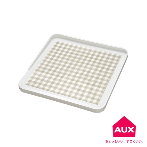 白色防溢大砧板，表面鋪有米白色格子圖案的砧板防汙紙。