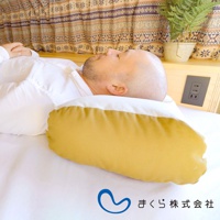 JOURNEY 旅行便攜枕，黃色布套搭配白色布套，枕頭呈長條狀，一位男性仰臥使用，背景為床鋪與裝飾布簾。