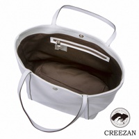 淺灰色荔枝紋皮革大容量肩背托特包，內襯為棕色，設有拉鍊內袋和磁扣。