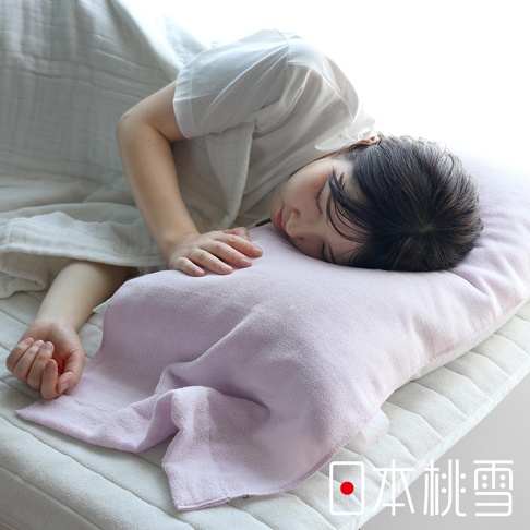 粉色異素材厚手迷你浴巾，質地柔軟，覆蓋在嬰兒的臉上，呈現舒適的睡眠狀態。