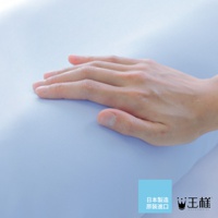 一隻手輕柔地觸碰著淺藍色的布料，布料呈現細緻的紋理，質感平滑。