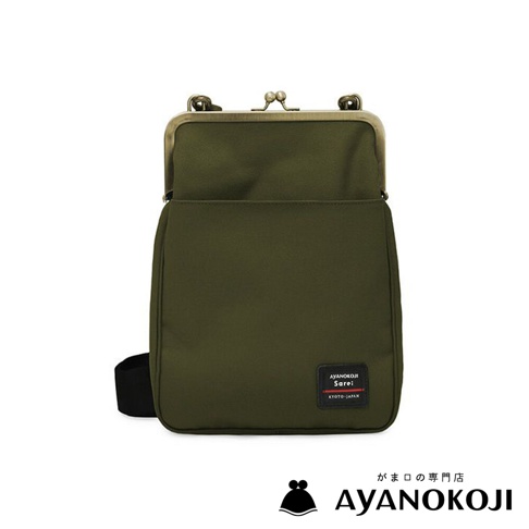 一個軍綠色的斜背包，具有銀色的口金開合，正面有一個小標籤，上面寫著 AYANOKOJI Sarei Kyoto Japan。