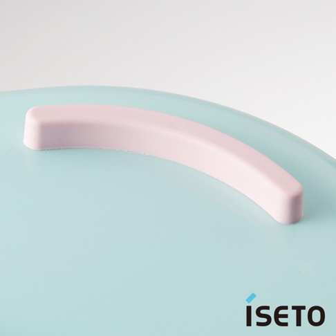 淺藍色伸縮浴盆，帶有一個粉紅色弧形提把，材質為塑膠。