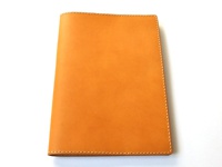 職人手作皮革A4筆記本書套，XL尺寸，採明亮橘棕色皮革，邊緣以米白色車縫線工整縫製。