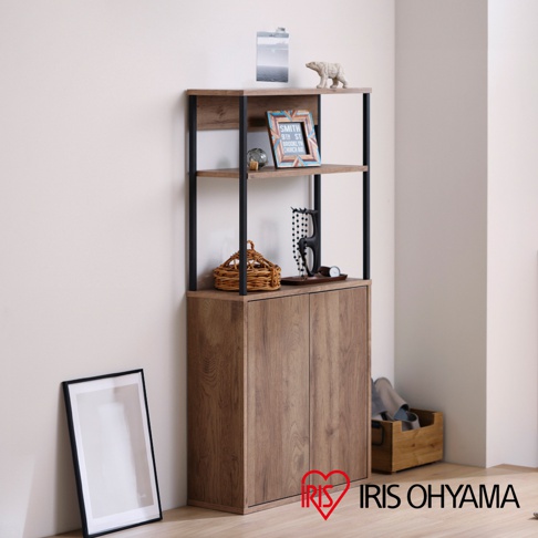 鐵木櫥櫃 IWKC-590，木紋色，具有開放式層架與雙門儲物櫃，搭配黑色金屬框架，整體風格簡約現代。