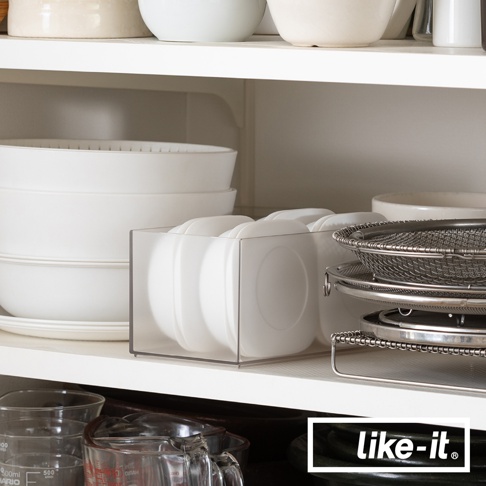 白色簡約雙層蒸氣循環保鮮盒，兩件組，整齊堆疊於透明收納盒中，置於白色層架上。