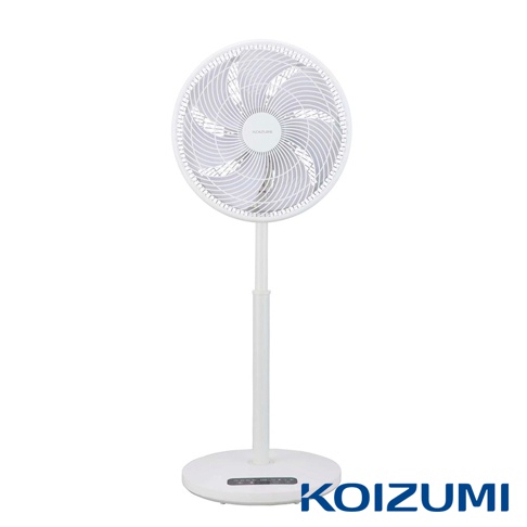 純淨白色的日本KOIZUMI無線遙控立式電風扇，採用DC變頻馬達設計，扇頭具備密集扇葉護網，中央印有KOIZUMI品牌標誌，下方底座設有觸控式操作面板與數位顯示螢幕，整體外觀簡約俐落，呈現高品質的居家家電質感。