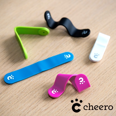 多個萬能QQ變形夾，包含綠色L型夾、藍色長條夾、粉紅色彎曲夾、黑色波浪夾及白色直條夾，皆為矽膠材質，印有白色問號與小爪子圖案。