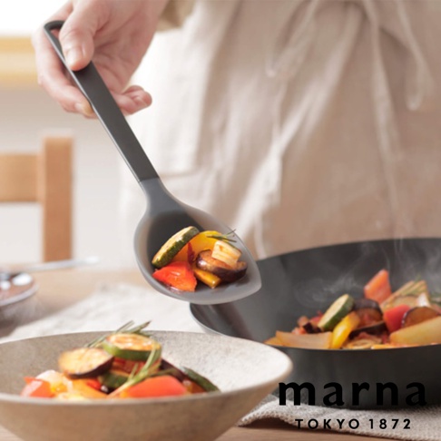 marna TOKYO 1872 品牌標誌旁，一手正用三角耐熱矽膠料理匙盛起鍋中的烤蔬菜，料理匙下方是盛有相同烤蔬菜的碗
