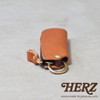 職人手作皮革Organ拉鍊鑰匙包，咖啡色皮革，拉鍊為金色，附有皮製掛環和黃銅鑰匙圈。