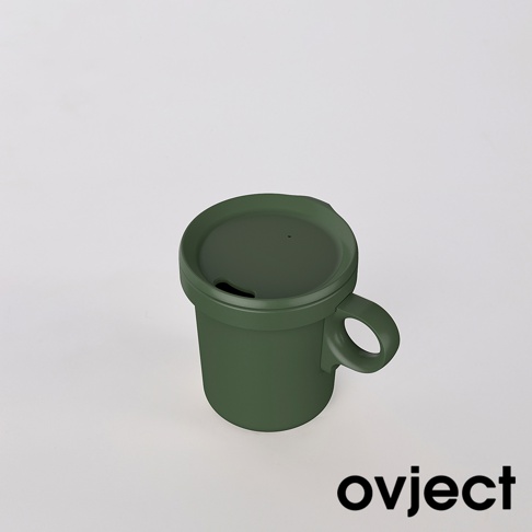 一個深綠色琺瑯馬克杯，帶有圓形把手和一個帶有飲用孔的密封蓋，置於白色背景上。