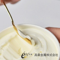 金色純銅製成的日製冰淇淋匙，正在挖取一勺奶油狀的冰淇淋。