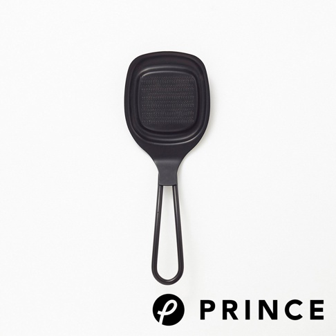 黑色小磨泥器，扁平勺狀設計，帶有長柄，勺頭內嵌有密集的小凸點，用於研磨食材。