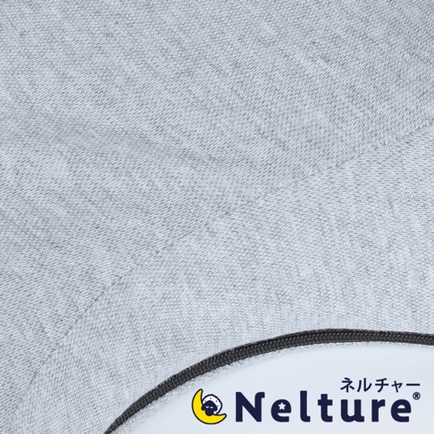 淺灰色針織材質的肩頸背拉伸牽引枕專用枕套，帶有拉鍊，標有 Nelture 品牌標誌。