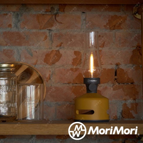 黃色煤油燈造型藍牙音響，配有透明玻璃燈罩，內置LED燈泡，黑色旋鈕上印有MoriMori Logo。