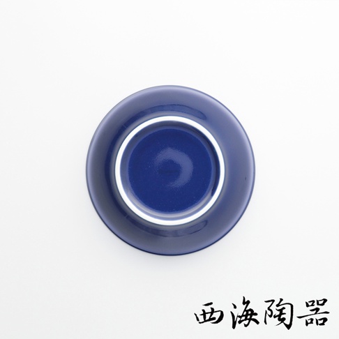 波佐見燒 Common 陶瓷料理深碗，此為深藍色款式，碗底中央為深藍色，外圈為白色。