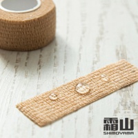 淺褐色纏繞式膠帶，質地呈現編織紋理，表面有水珠。另一捲膠帶置於背景，顯示其材質與紋路。